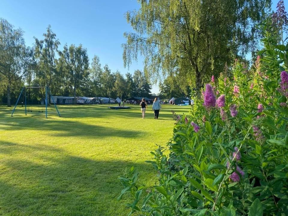 Pipowagens Bij Pannenkoekenrestaurant & Camping De Koppenjan 'Een Uniek Verblijf Met Kinderspeelboerderij' Jubbega-Schurega Ngoại thất bức ảnh